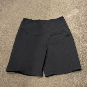 EUC Zella 7 inch bike short with side pockets. No flaws. Compressive